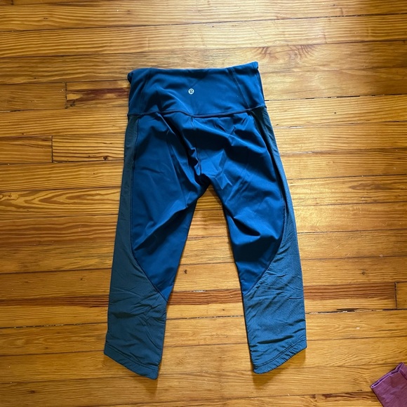 Lulu Cropped Leggings - Picture 3 of 3